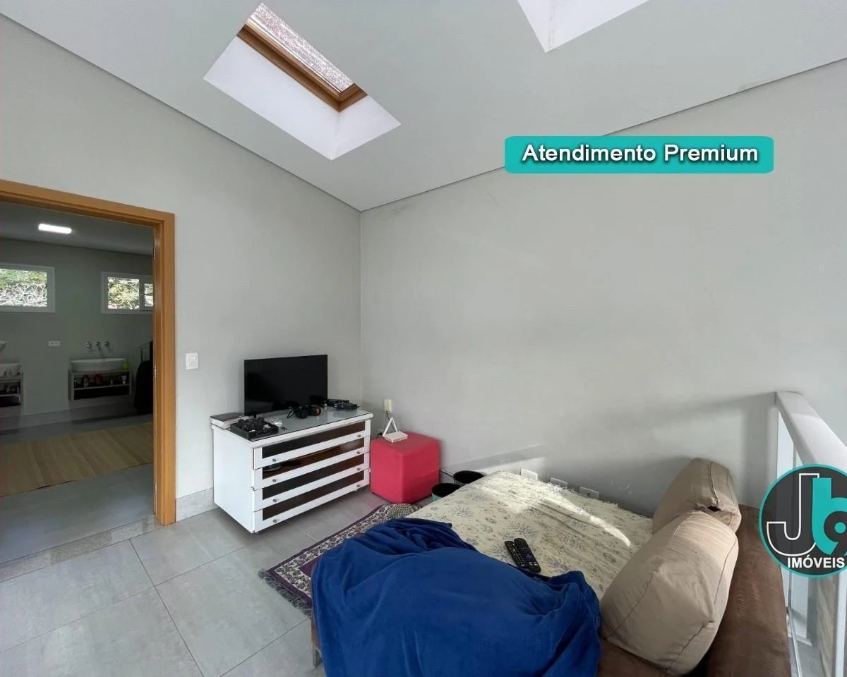 389 m² house with 4 bedrooms and an open-plan kitchen — photo 32