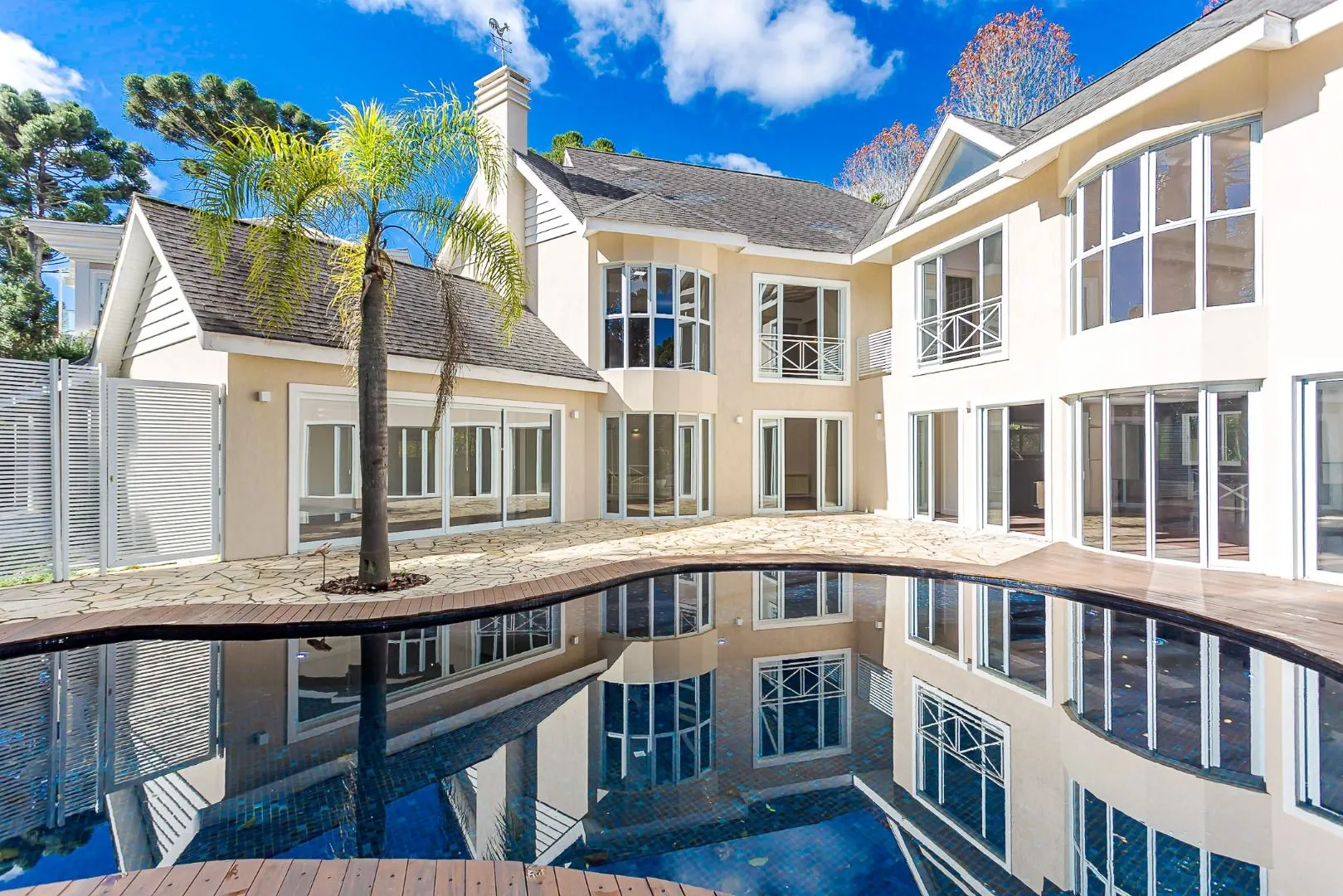 House with 4 bedrooms and a private BBQ area