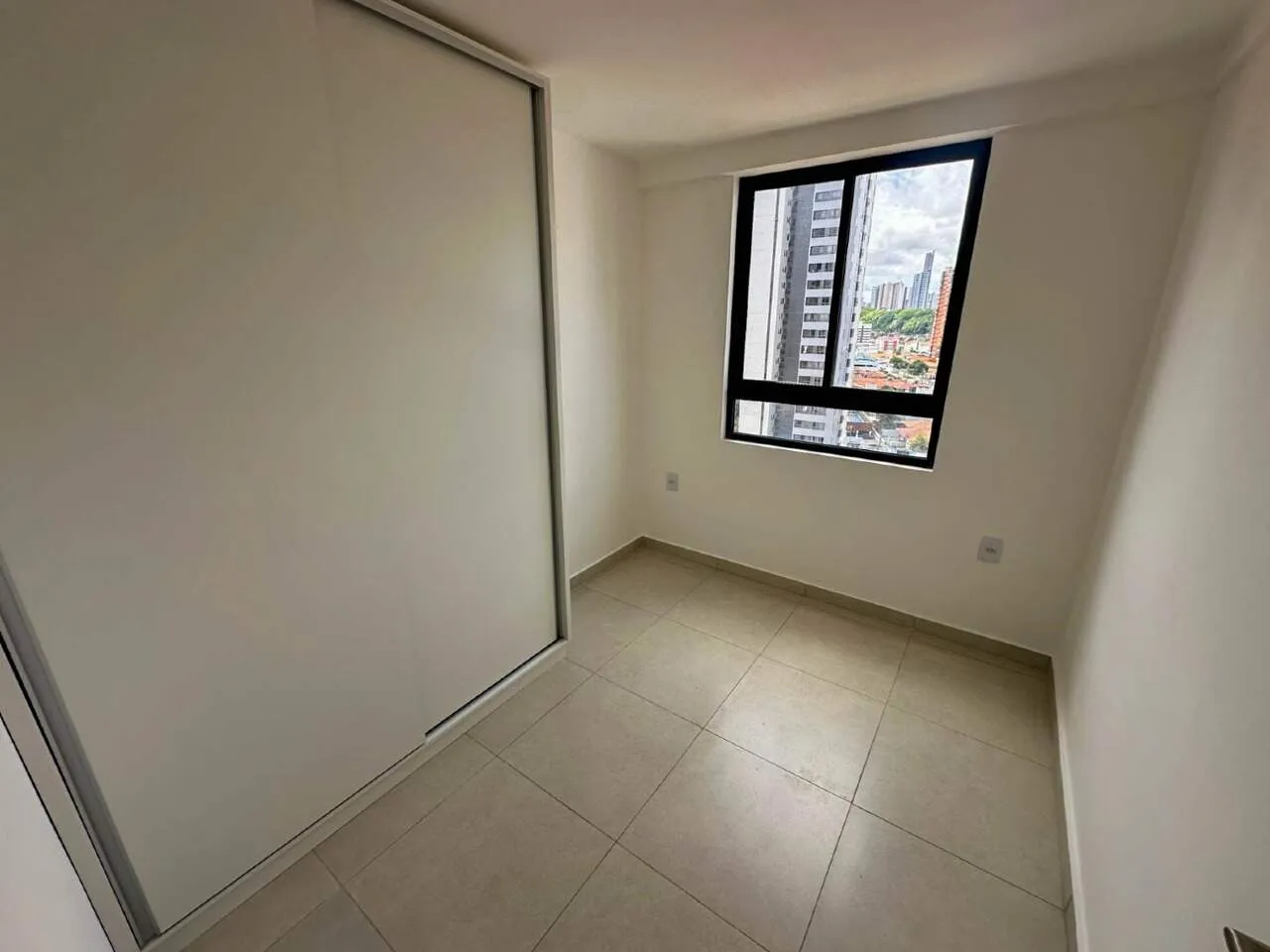2-bedroom apartment with en-suite and fitted kitchen — photo 8