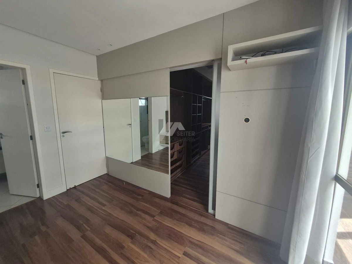Balcony with a grill in a 3-bedroom apartment, 142 m² — photo 10