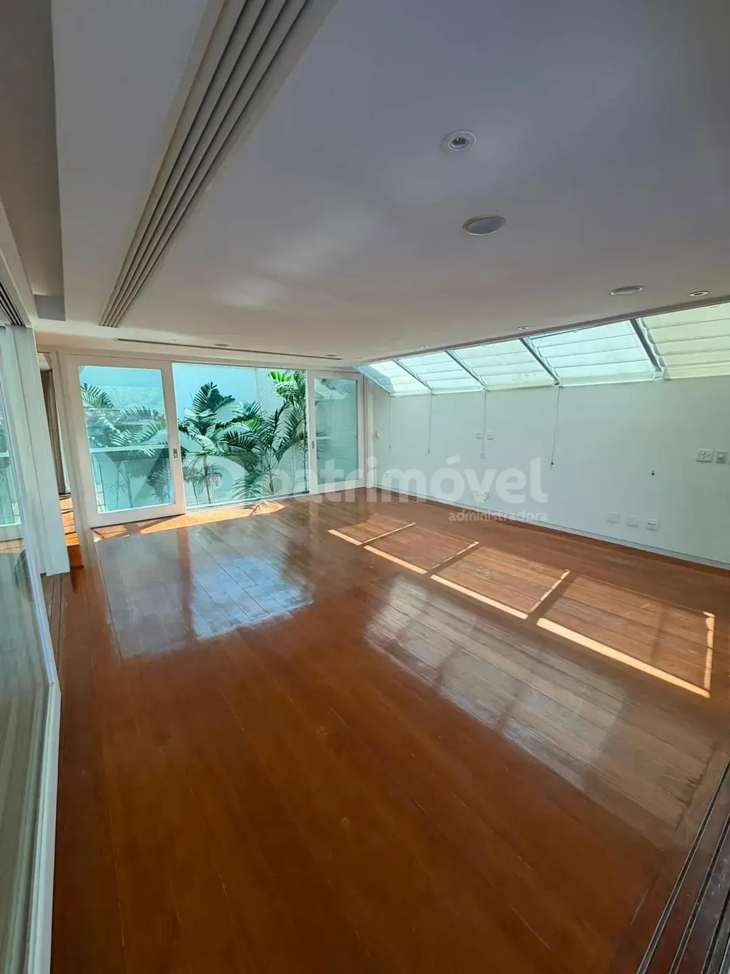 4-bedroom house with floor-to-ceiling windows — photo 61