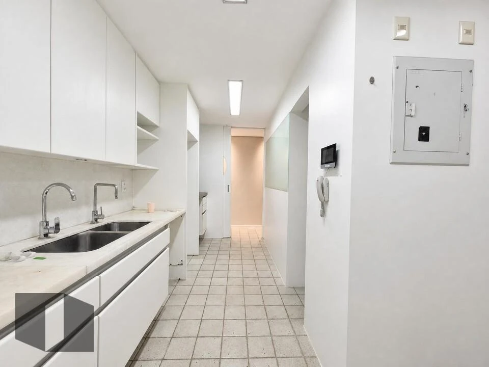 Apartment with air conditioning and 4 bedrooms — photo 22