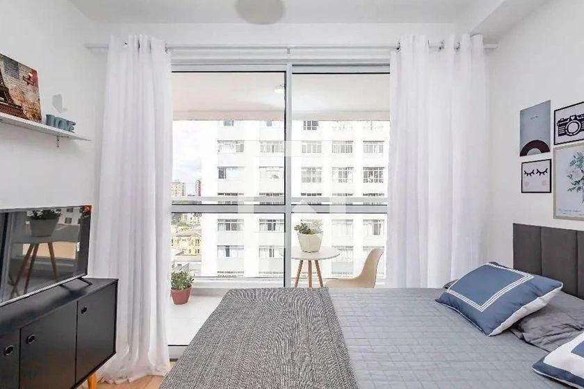 27 m² studio with a glass-enclosed balcony and a home office — photo 12