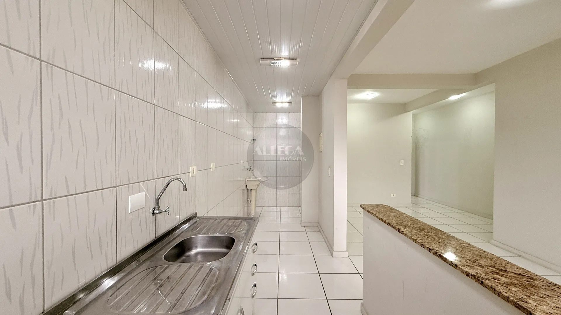 Balcony with a grill in a one-bedroom apartment, 60 m² — photo 11