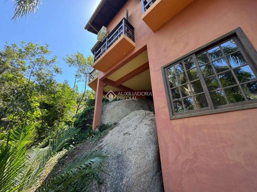 Rental house with 5 bedrooms, 6 bathrooms and 213 m² — photo 4