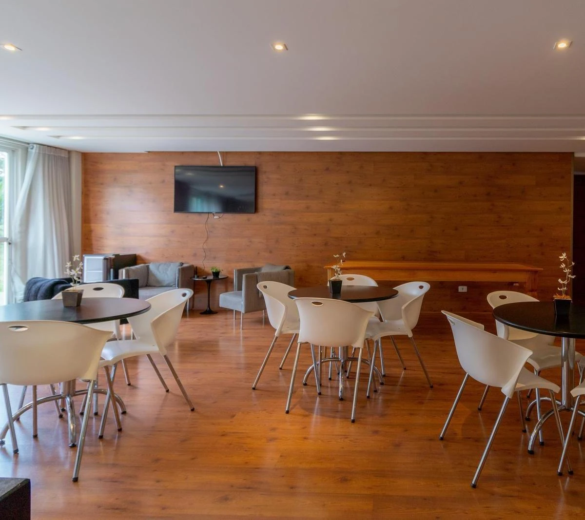 2-bedroom apartment with balcony and open-plan kitchen — photo 8