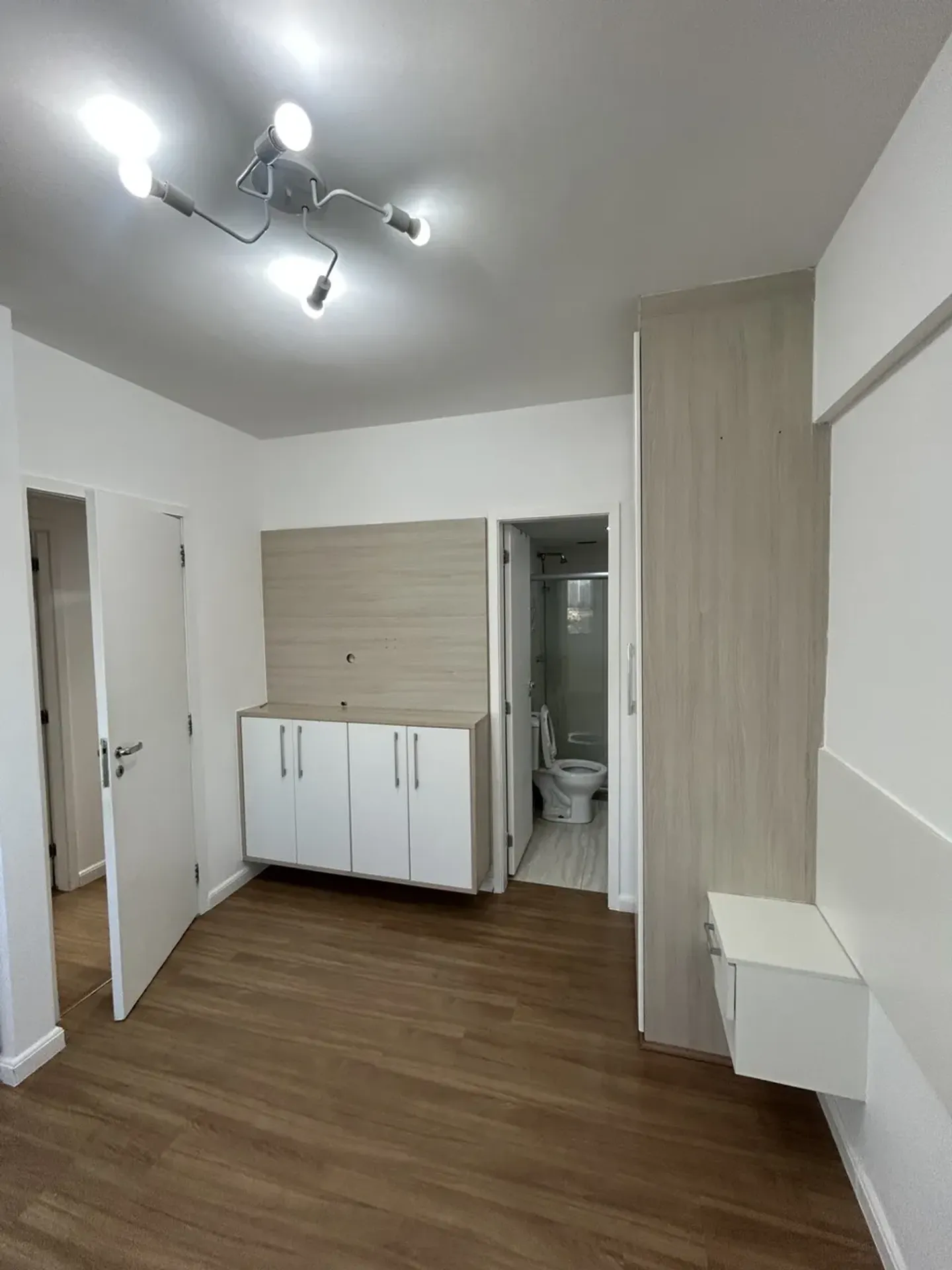 Apartment on the 8th floor with floor-to-ceiling windows — photo 4