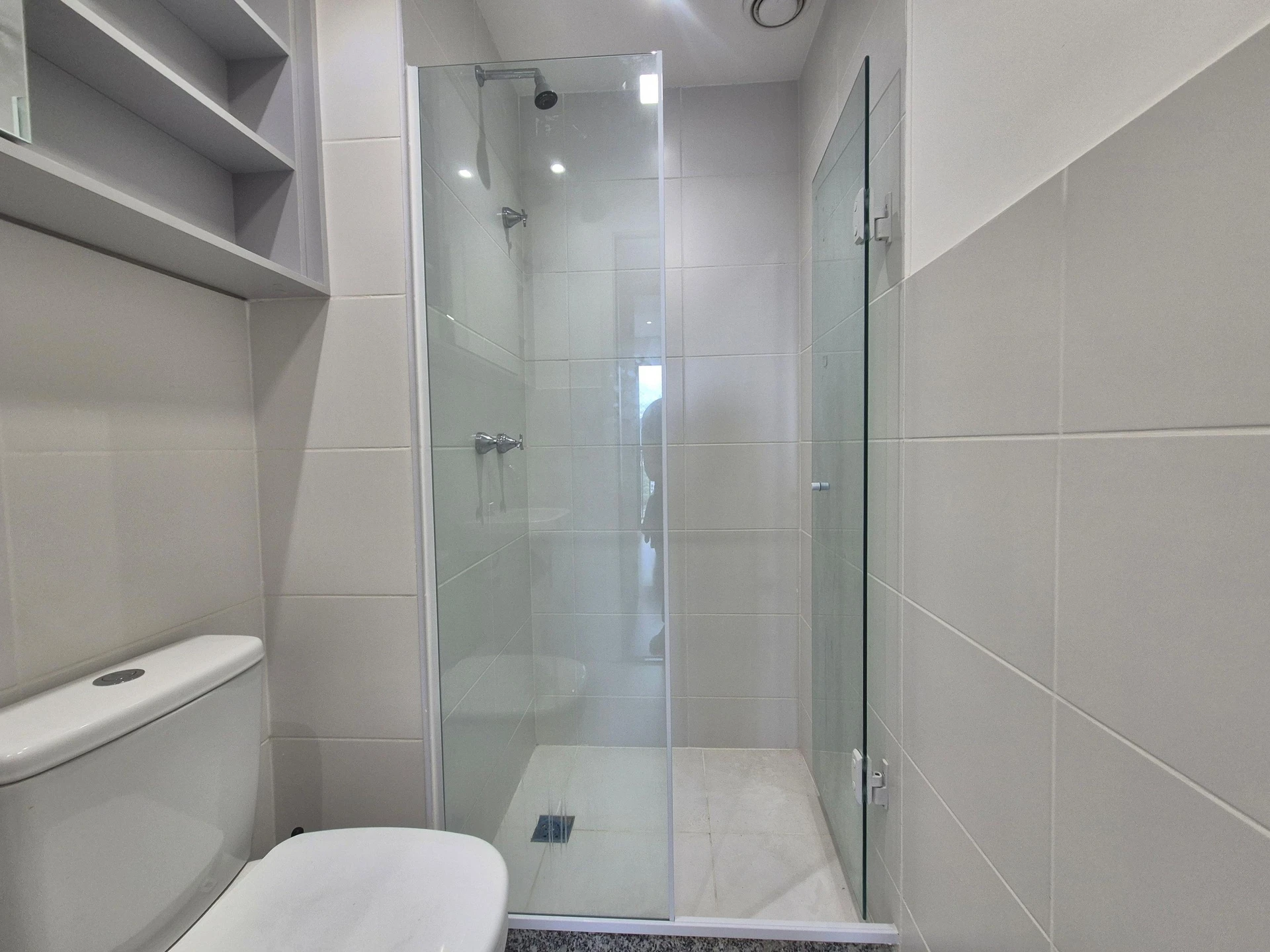 Furnished 2-bedroom apartment with enclosed balcony — photo 33