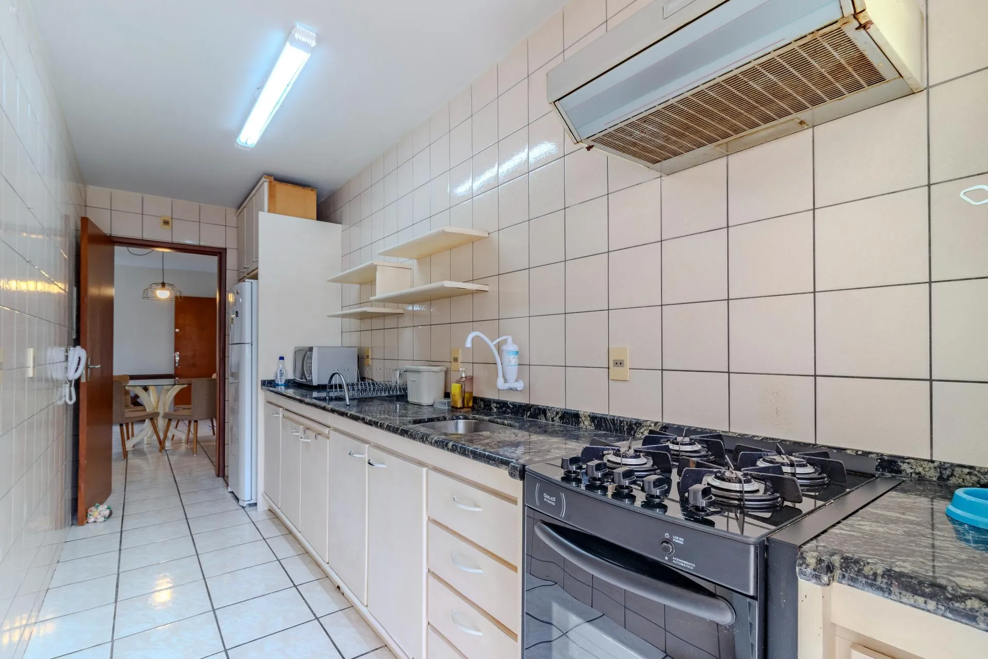Balcony with a grill in a 2-bedroom apartment, 60 m² — photo 16