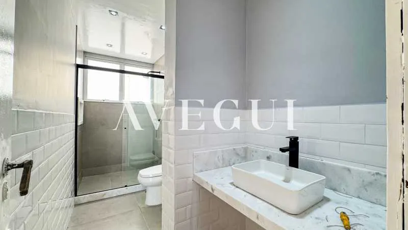 Unfurnished apartment with 4 bedrooms and tall windows — photo 18