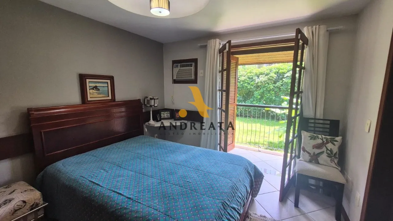 Casa de 307 m² com janelas do piso ao teto e banheira — photo 51