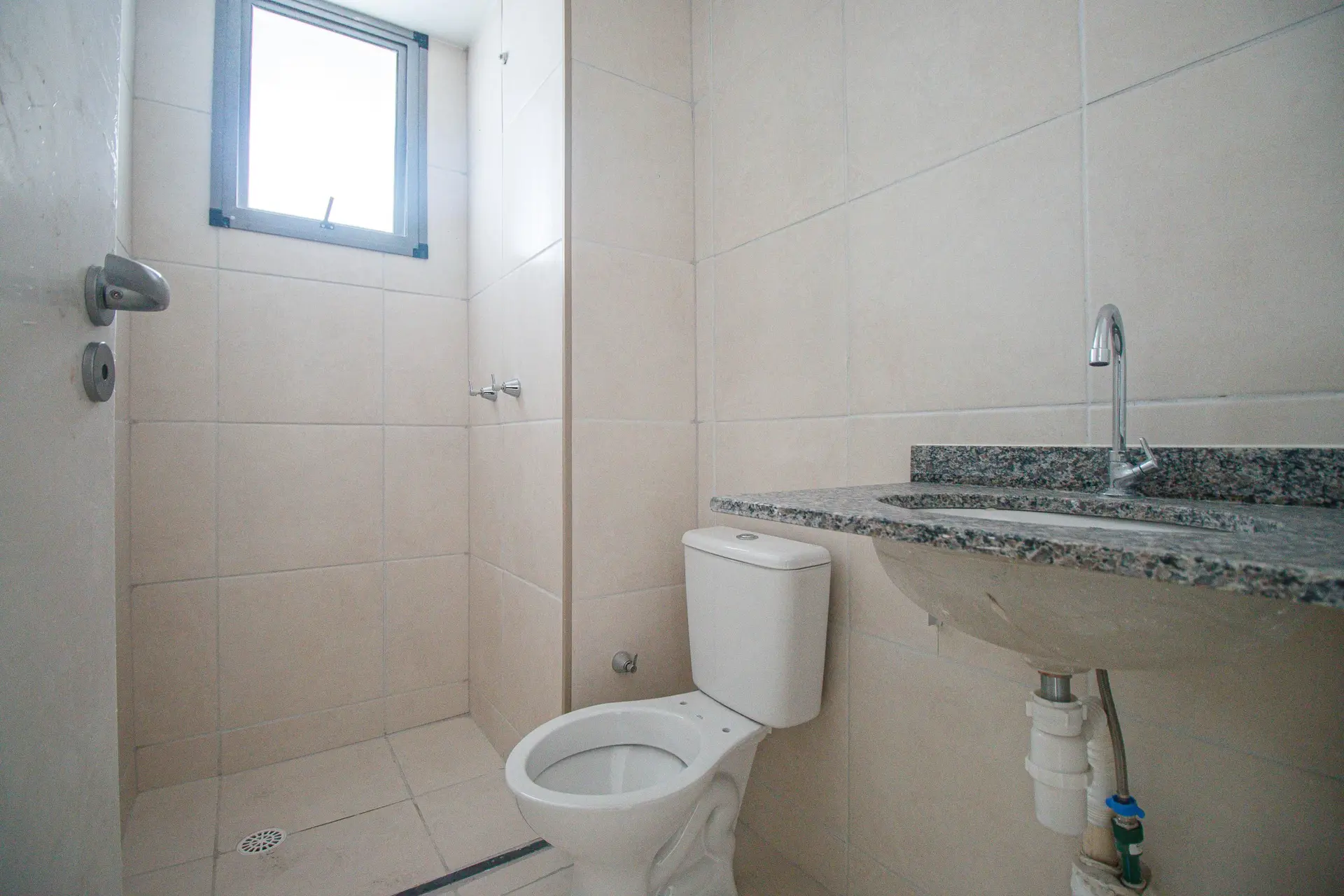 One-bedroom apartment with wood or laminate floors — photo 6