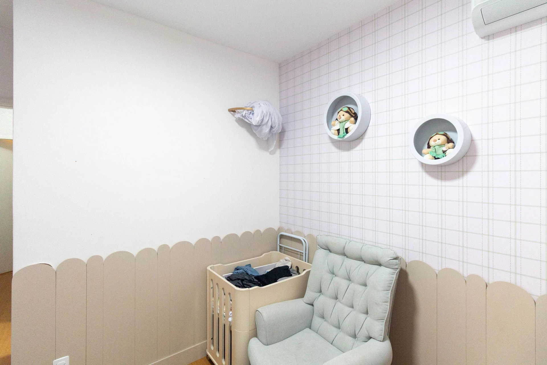 Balcony with a grill in a 2-bedroom house, 80 m² — photo 28