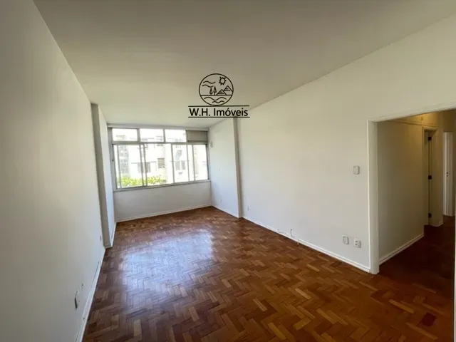3-bedroom apartment with wood or laminate floors — photo 8