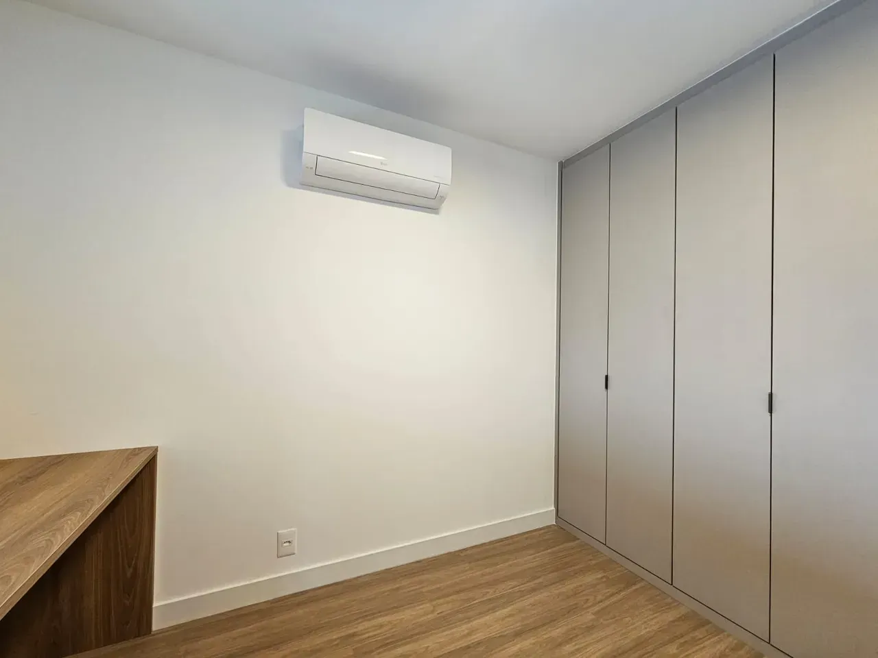 4-bedroom apartment in a building with a gym — photo 4