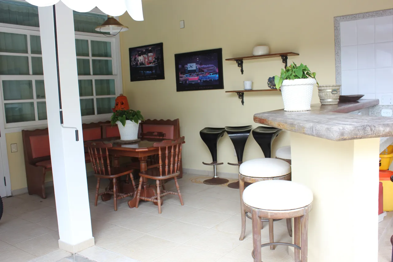 Casa com 4 quartos e 5 banheiros com fogão a gás — photo 3
