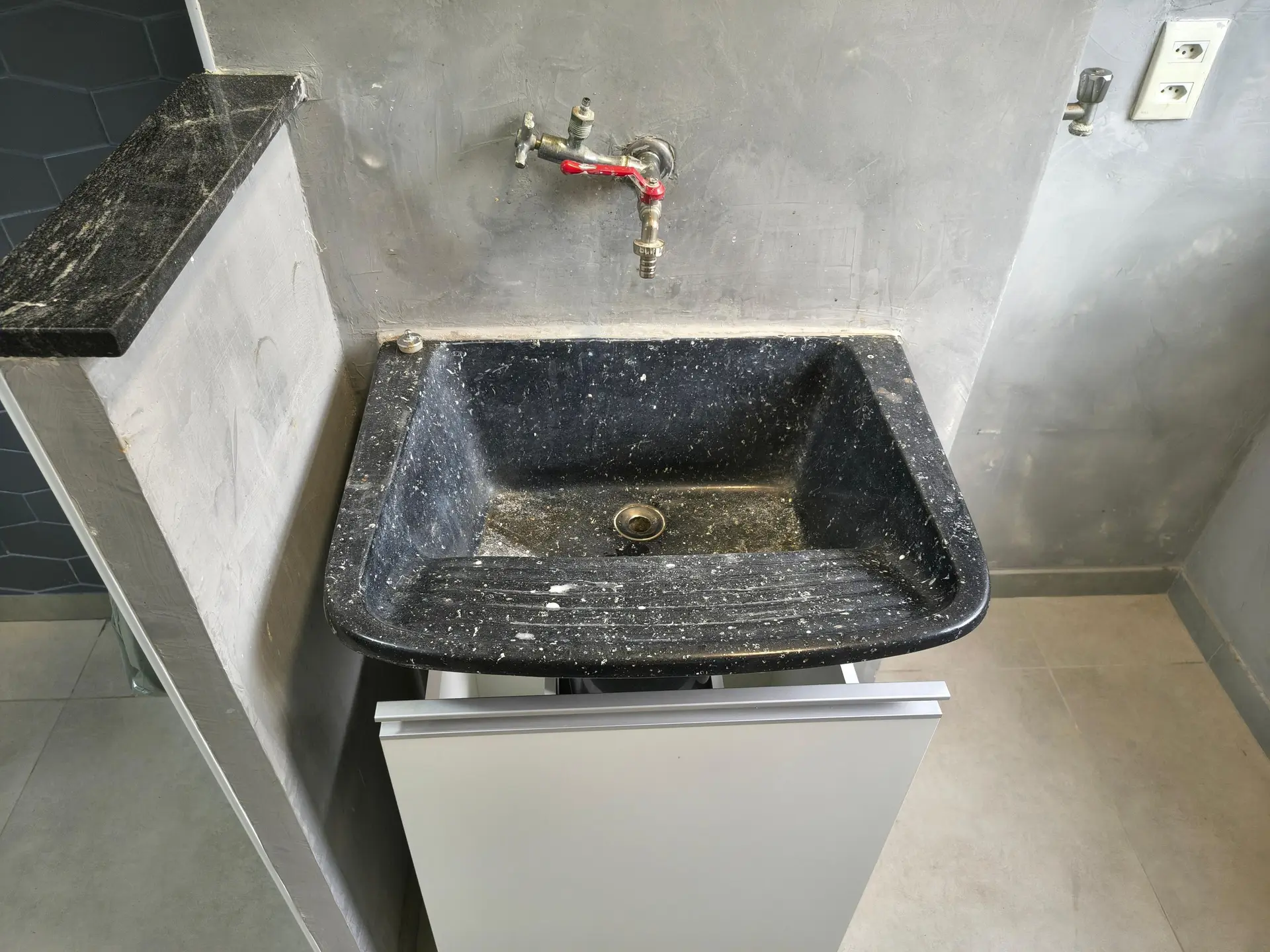 Unfurnished 2-bedroom apartment with a closed kitchen — photo 11