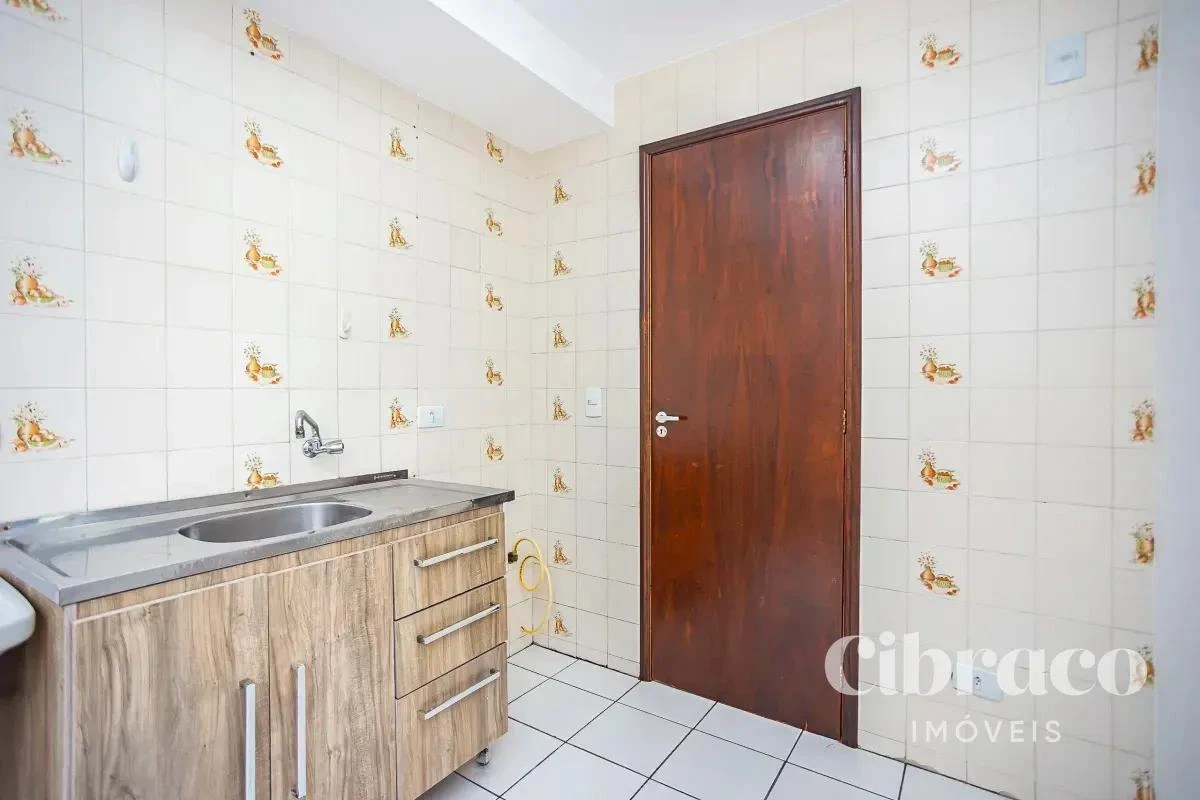 Apartment, 37 m², with wood or laminate floors — photo 2
