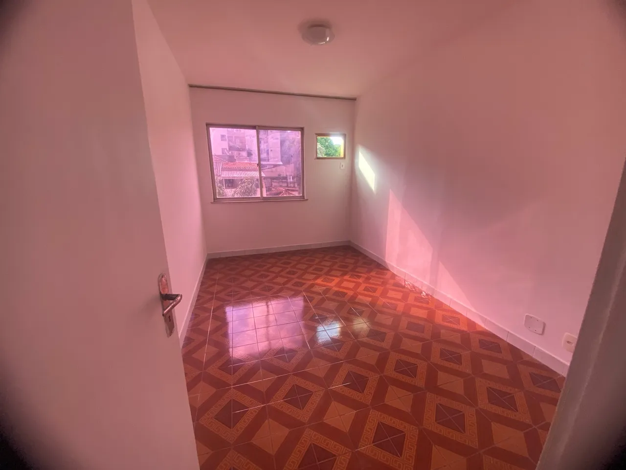 2-bedroom apartment in a building with a gym — photo 2