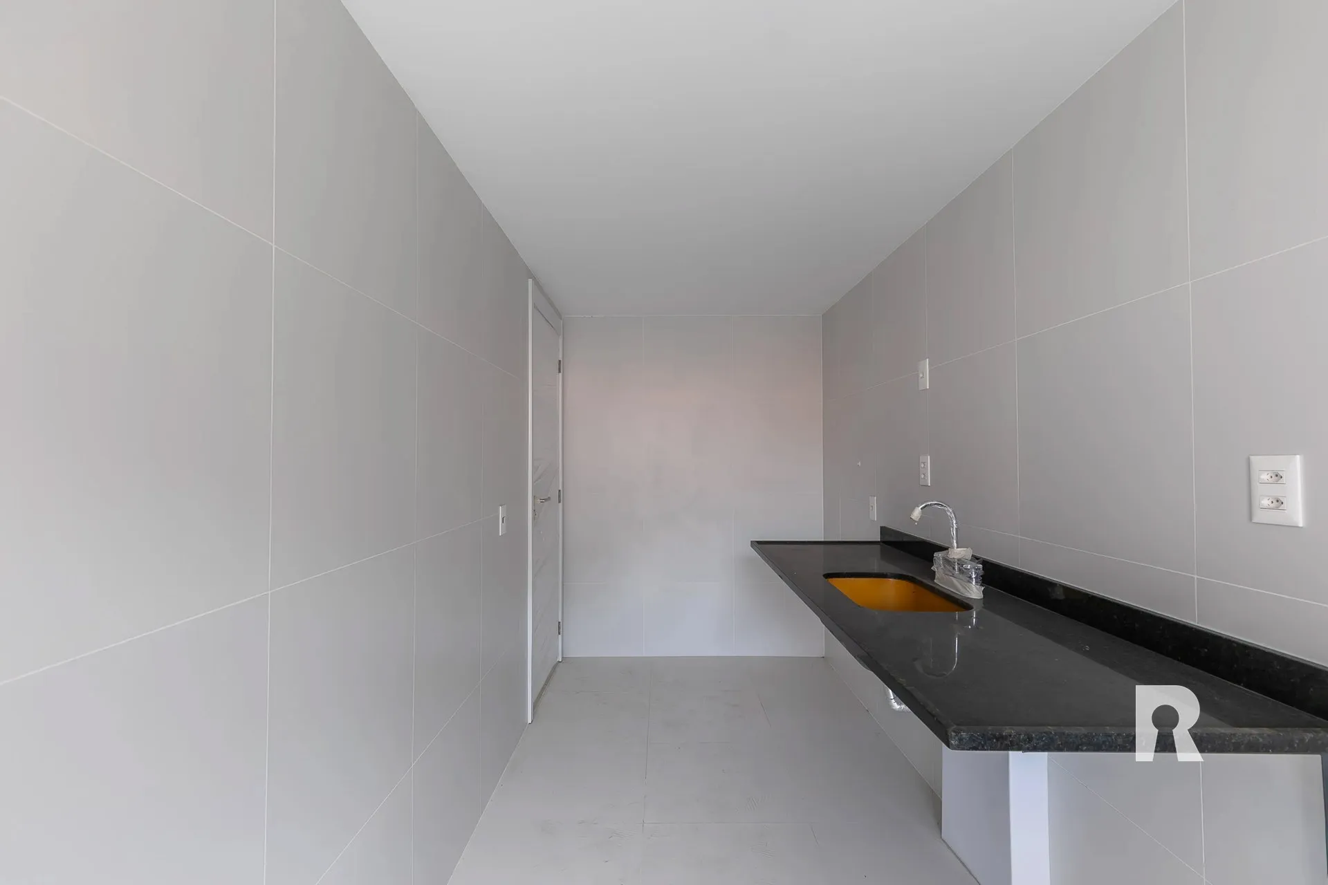 2-bedroom apartment with a mountain view — photo 5