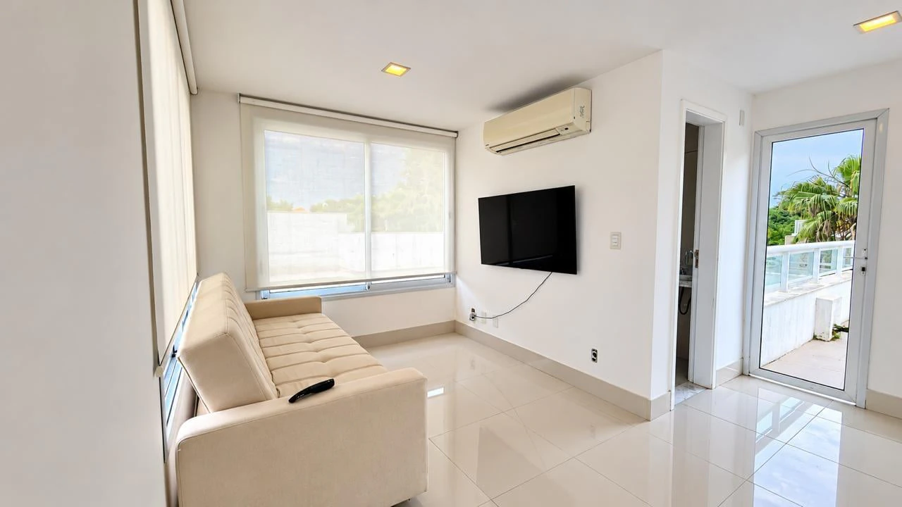 4-bedroom house with floor-to-ceiling windows — photo 27