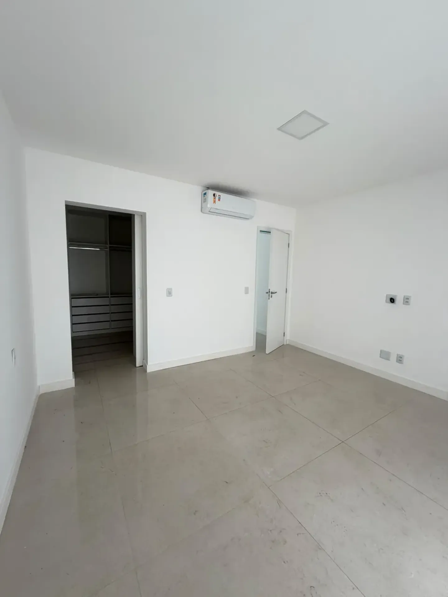 House, 370 m², with floor-to-ceiling windows — photo 16