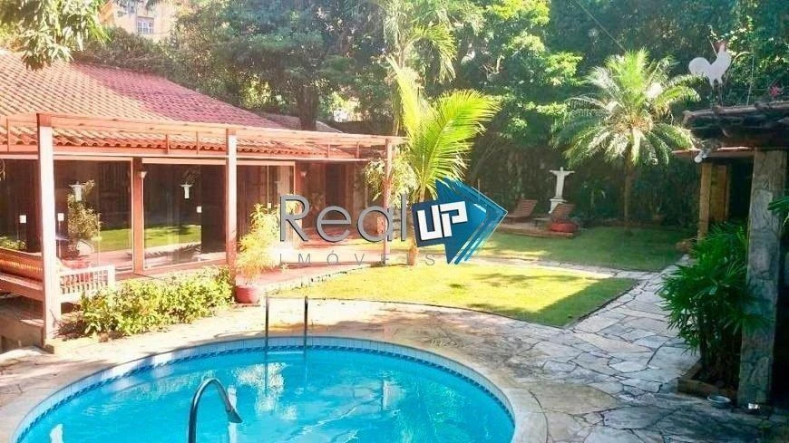 House with 6 bedrooms and shared outdoor pool