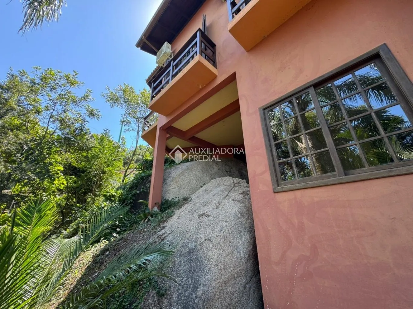 House with 5 bedrooms and 6 bathrooms on 5757 m² — photo 3