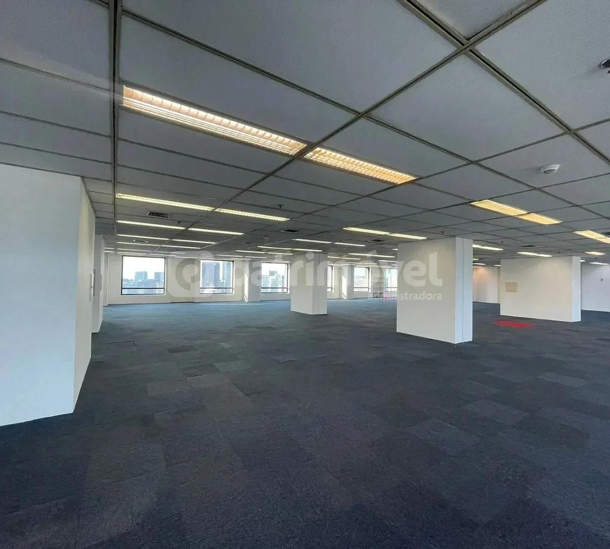 Apartamento de 957 m² com janelas do chão ao teto e vista — photo 3