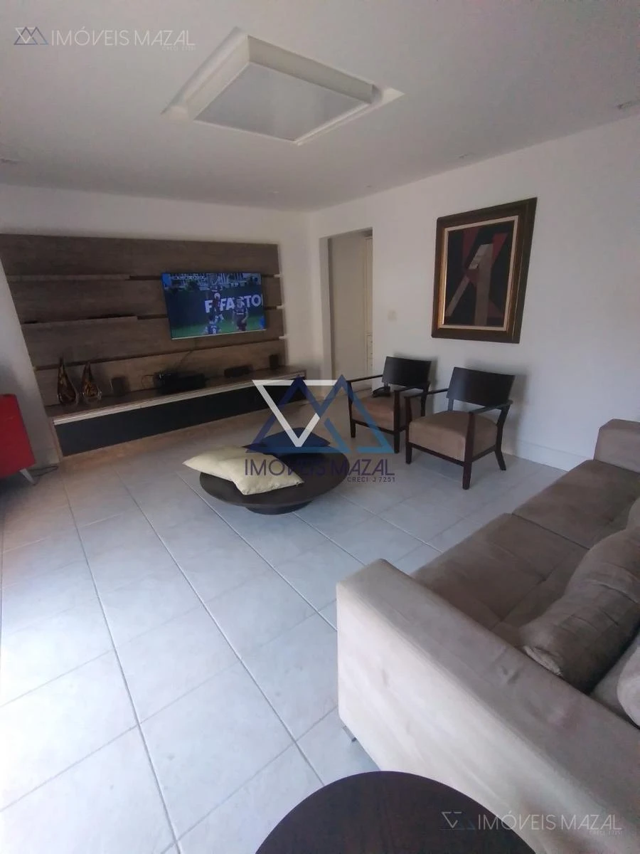 Glass-enclosed balcony in a one-bedroom apartment, 102 m² — photo 16