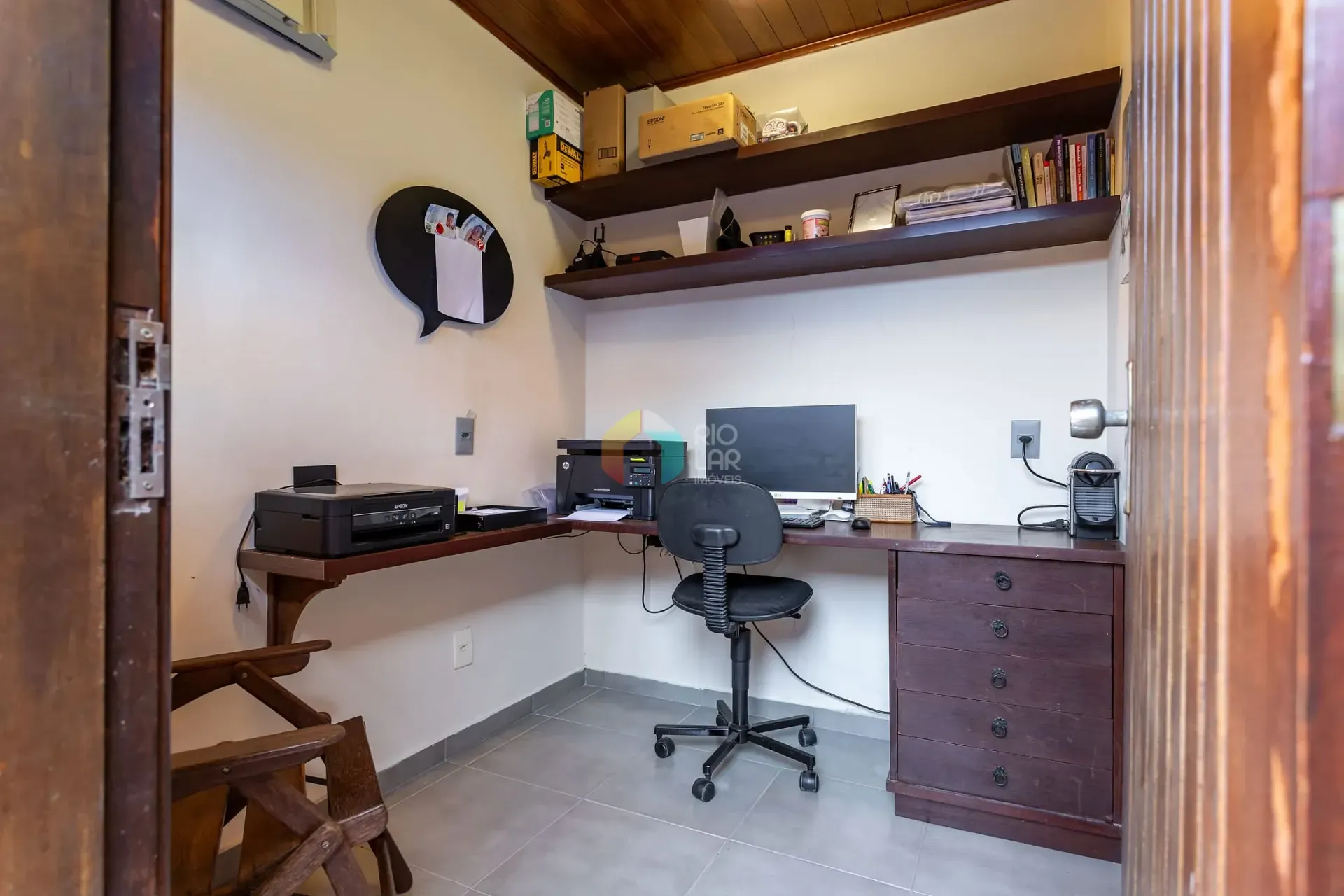 392 m² house with a home office and a grill on the balcony — photo 33