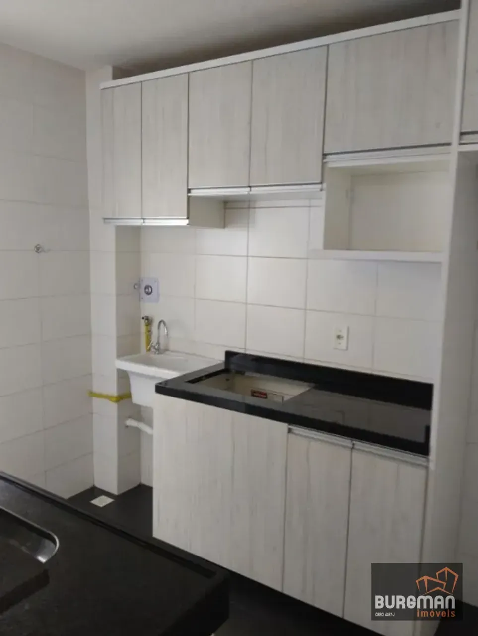 2-bedroom apartment with 1 parking space and laundry area — photo 14