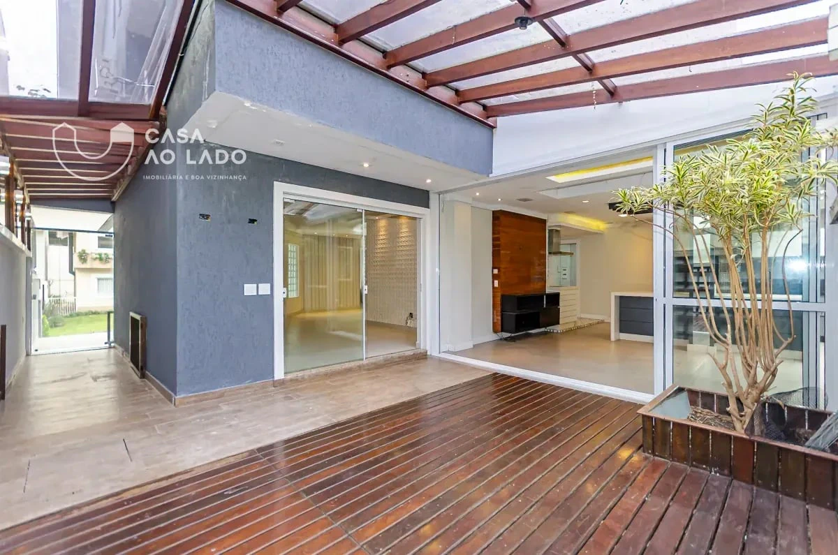 Balcony with a grill in a 3-bedroom house, 264 m² — photo 17