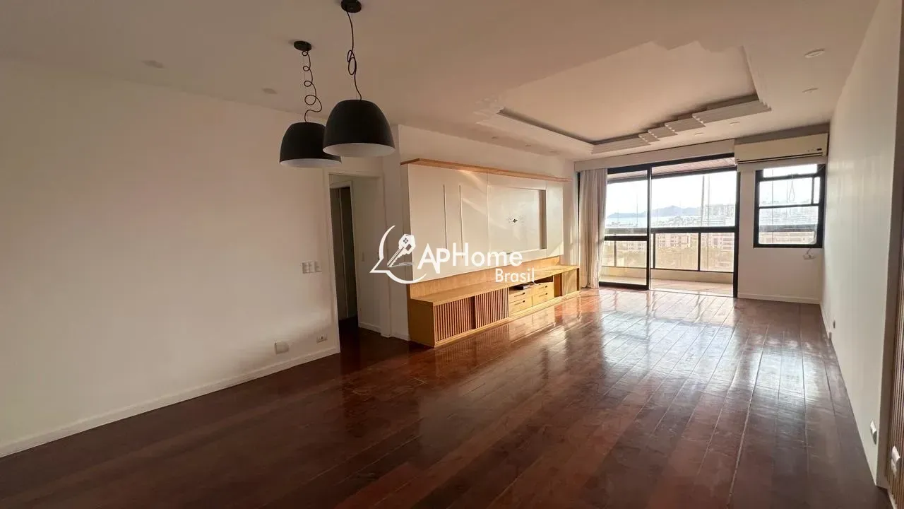 Apartment with 4 bedrooms and a glassed-in balcony — photo 3