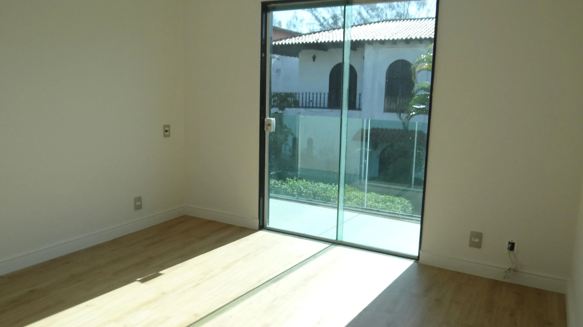 Casa de 384 m² com janelas do piso ao teto e varanda gourmet — photo 5