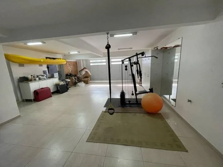 Ventanales de piso a techo y 4 dormitorios: casa de 400 m² — photo 49