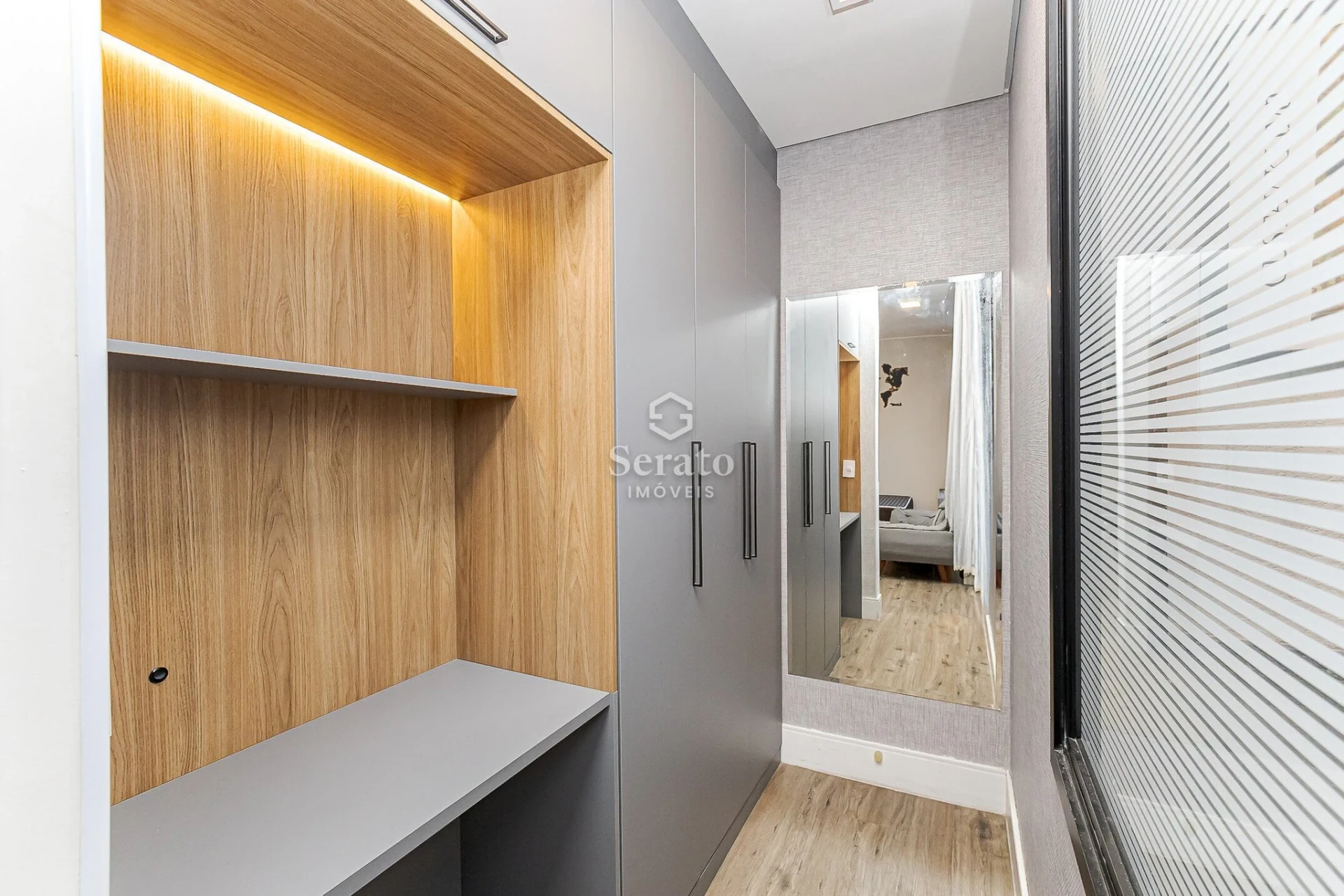 Walk-in closet in a one-bedroom apartment, 33 m² — photo 3