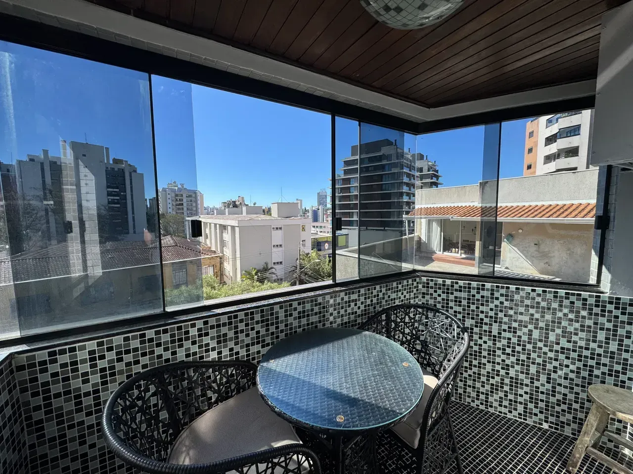 Furnished 1-bedroom apartment with glassed-in balcony — photo 3