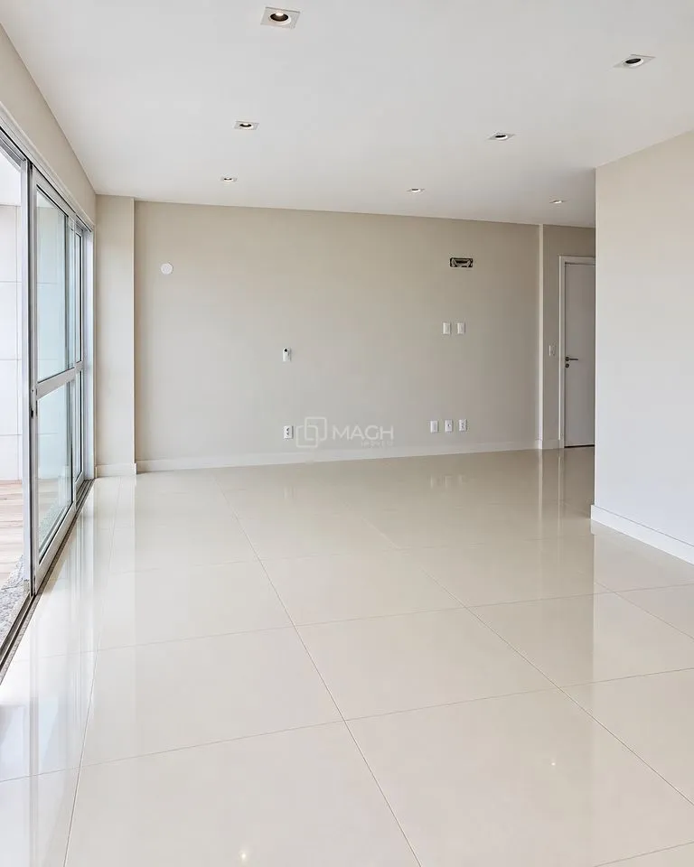 4-bedroom apartment in a building with a coworking space — photo 6