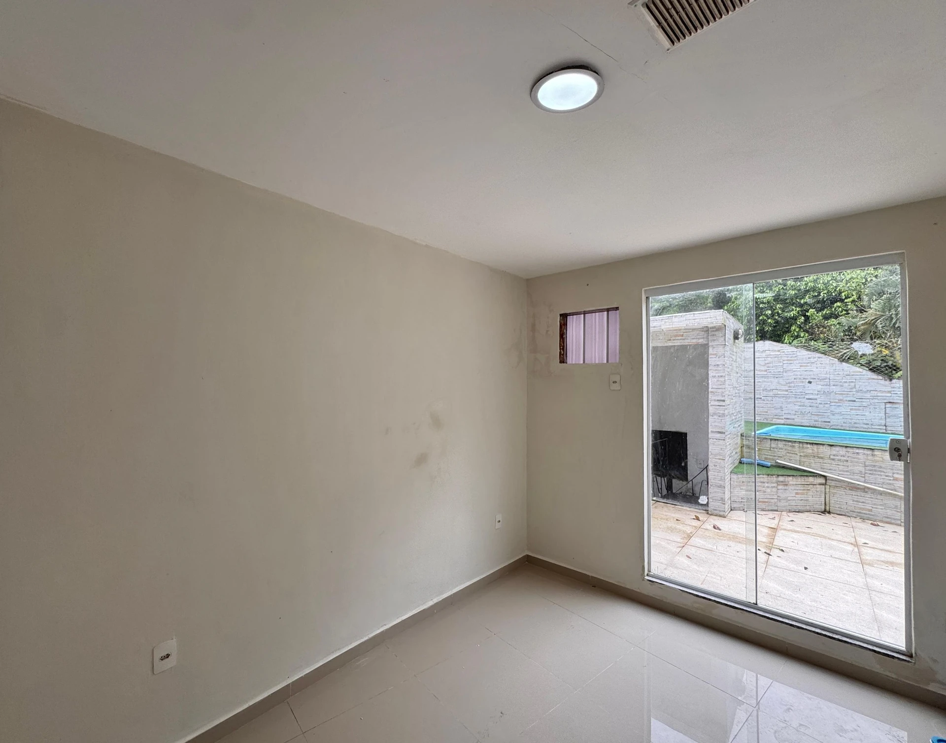 Balcony with a grill in a 2-bedroom house, 165 m² — photo 17