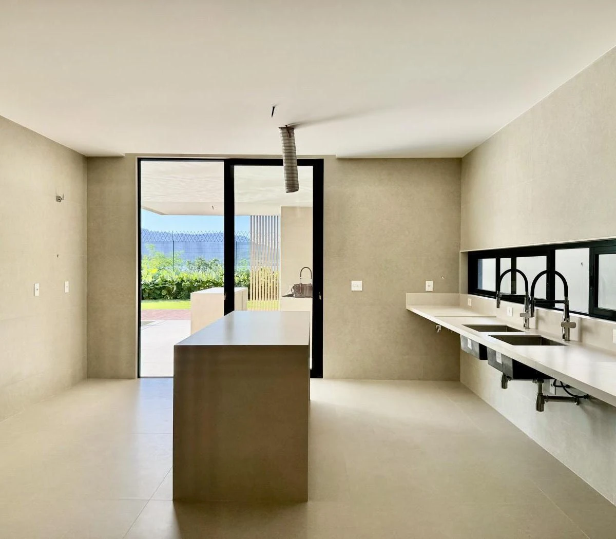House, 240 m², with a glass-enclosed balcony — photo 16