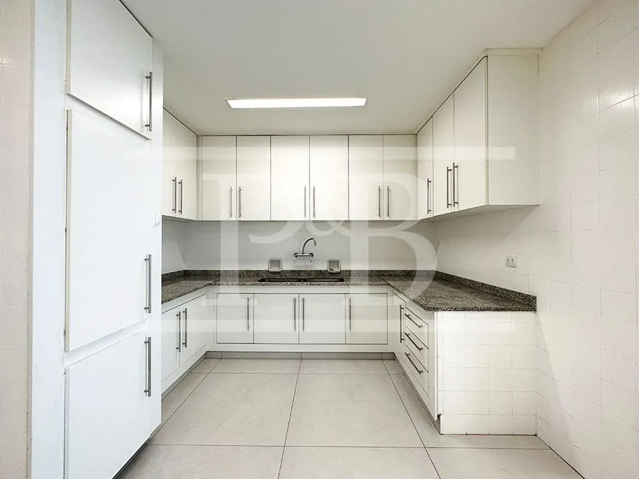 250 m² apartment with 4 bedrooms and a glassed-in balcony — photo 32