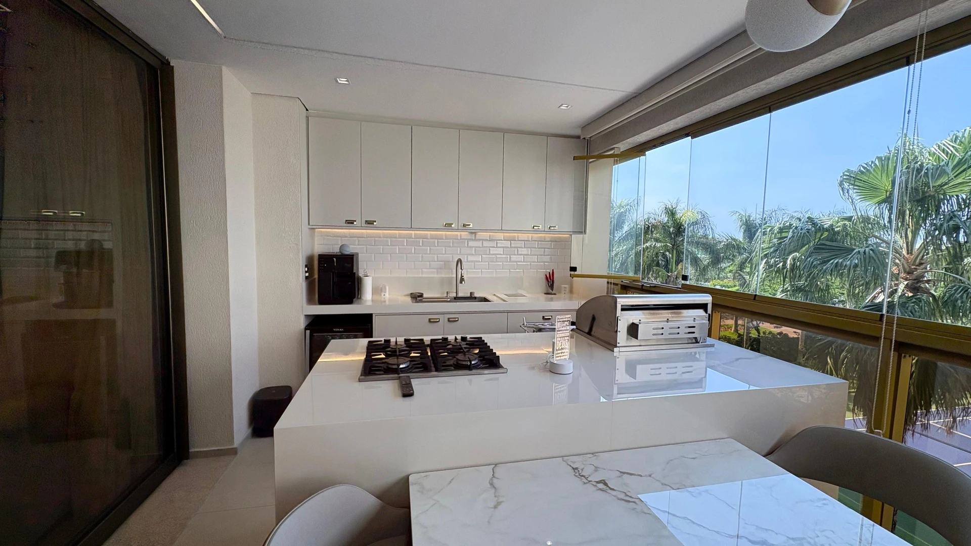 Jacuzzi in a 5-bedroom apartment, 217 m² — photo 49