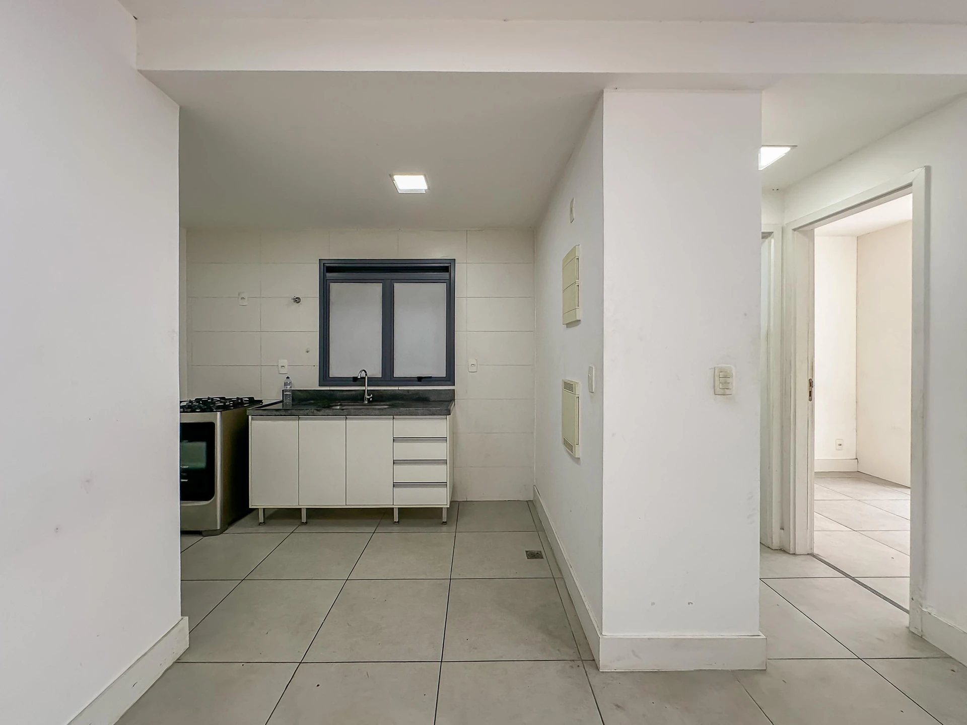 Furnished apartment, 42 m², with a glass-enclosed balcony — photo 50