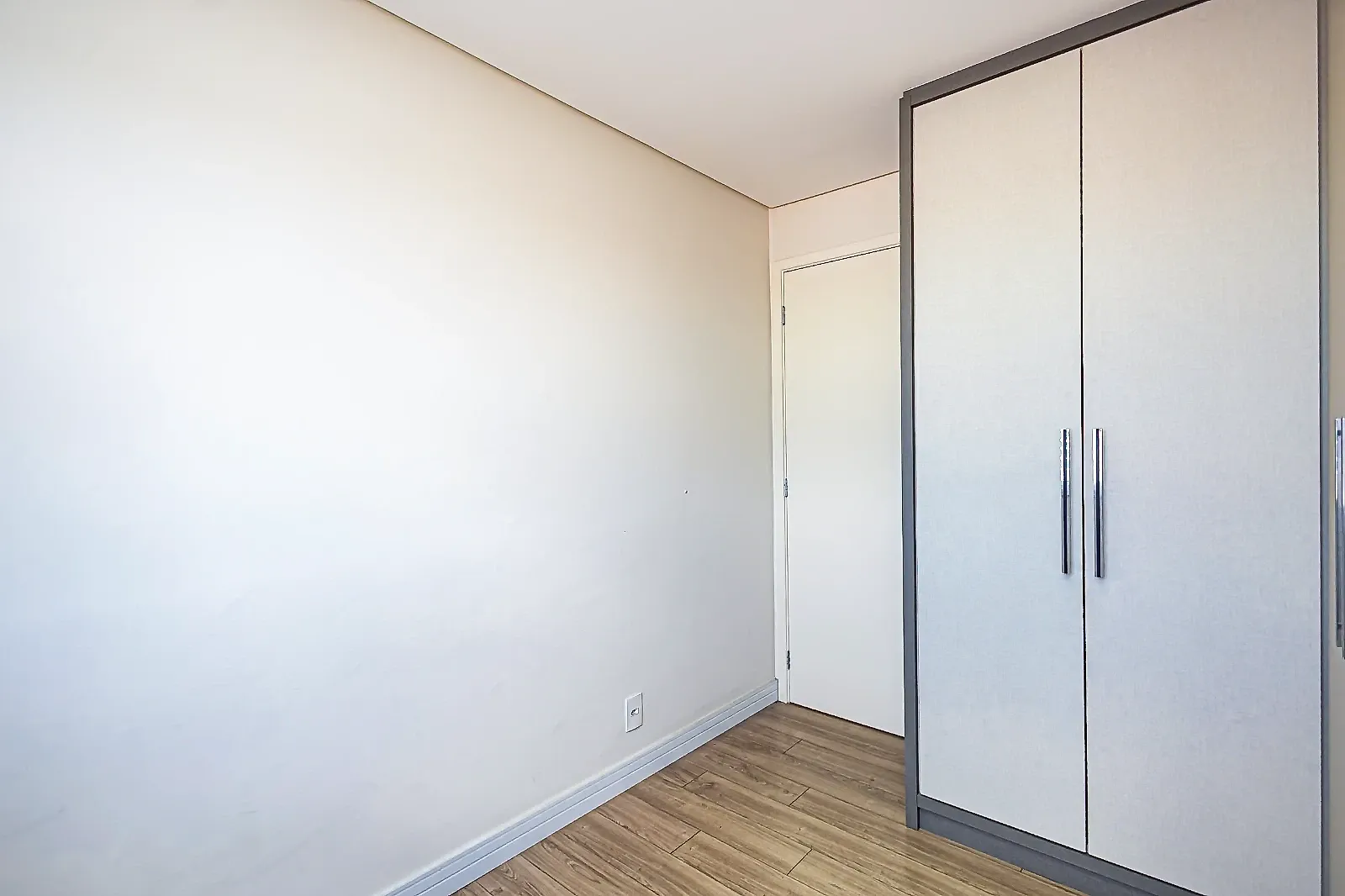 2-bedroom 63 m² apartment with a glass balcony — photo 4