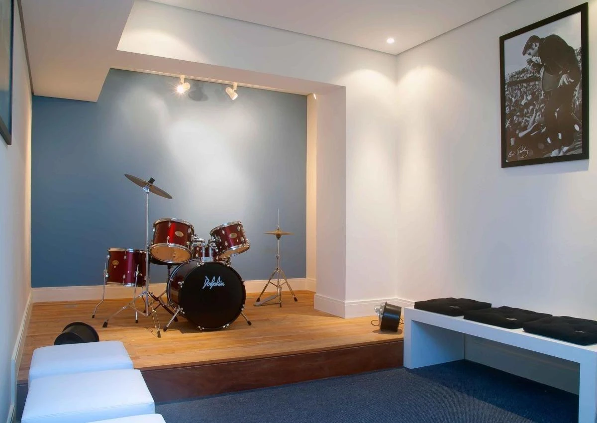 Balcony with a grill in a 2-bedroom apartment, 69 m² — photo 8