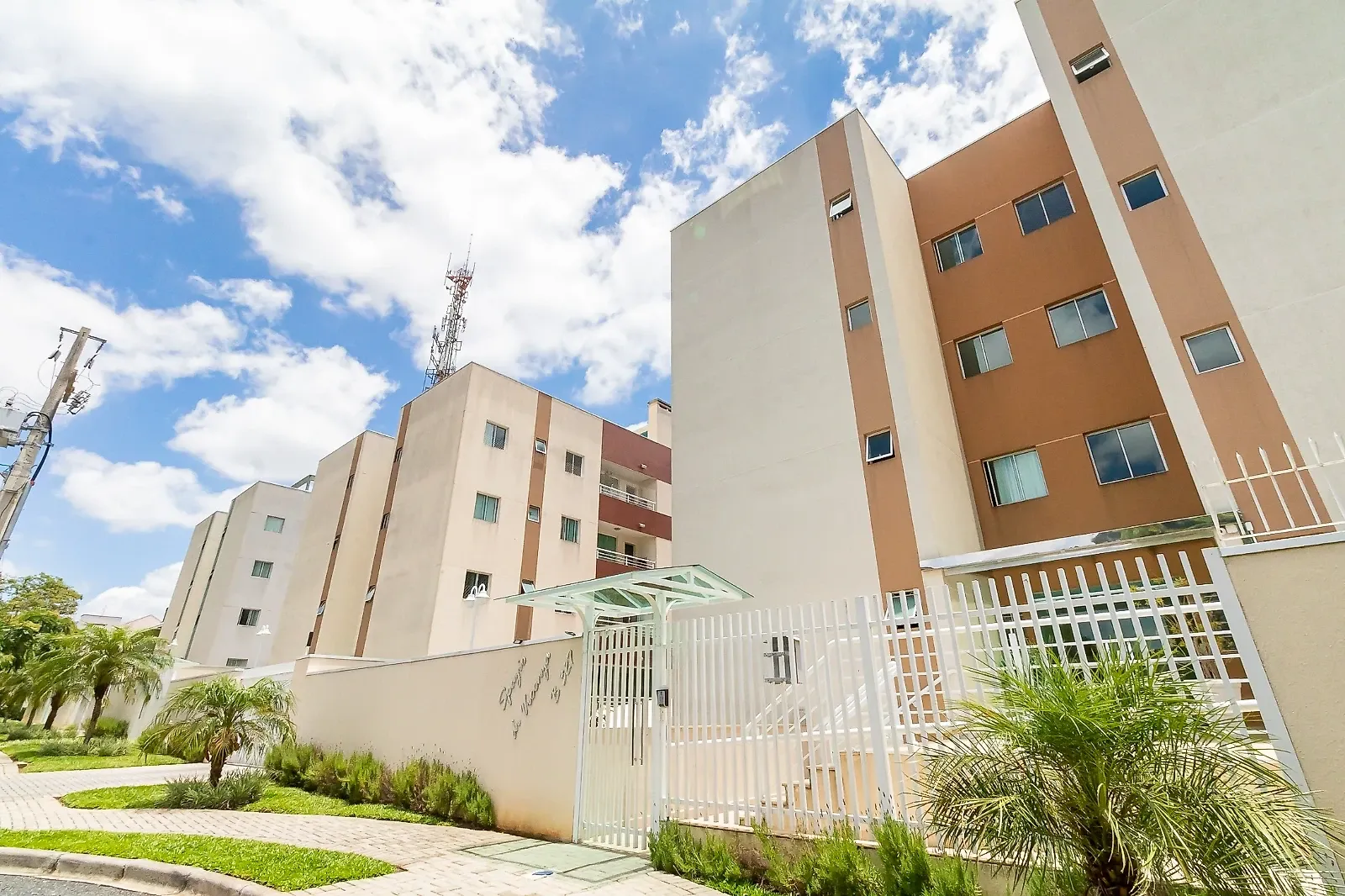 Balcony with a grill in a 3-bedroom apartment, 74 m² — photo 54