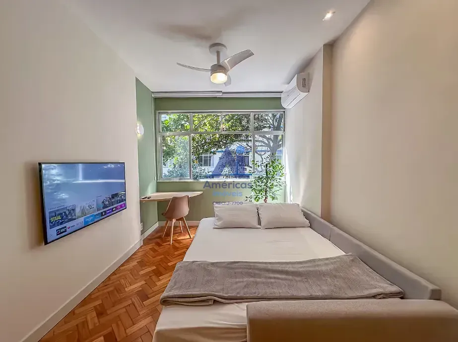 Furnished 1-bedroom apartment with floor-to-ceiling windows — photo 10