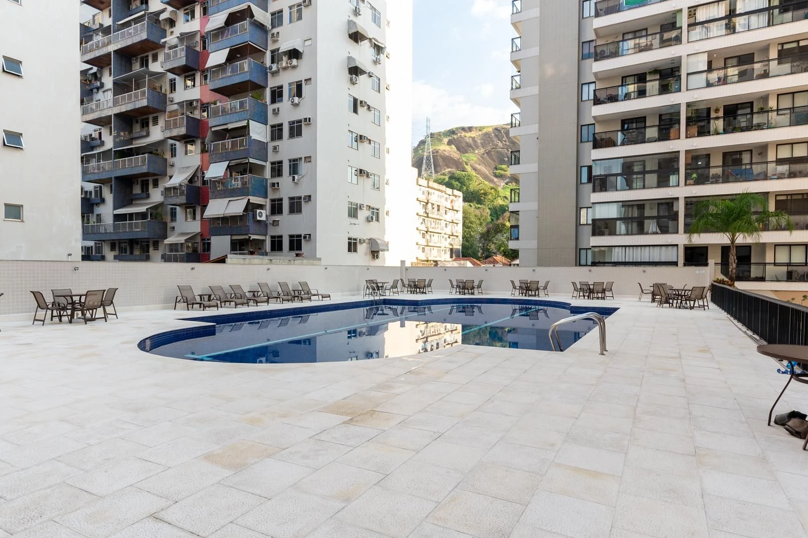 4-bedroom apartment with a mountain view in Rio de Janeiro — photo 32