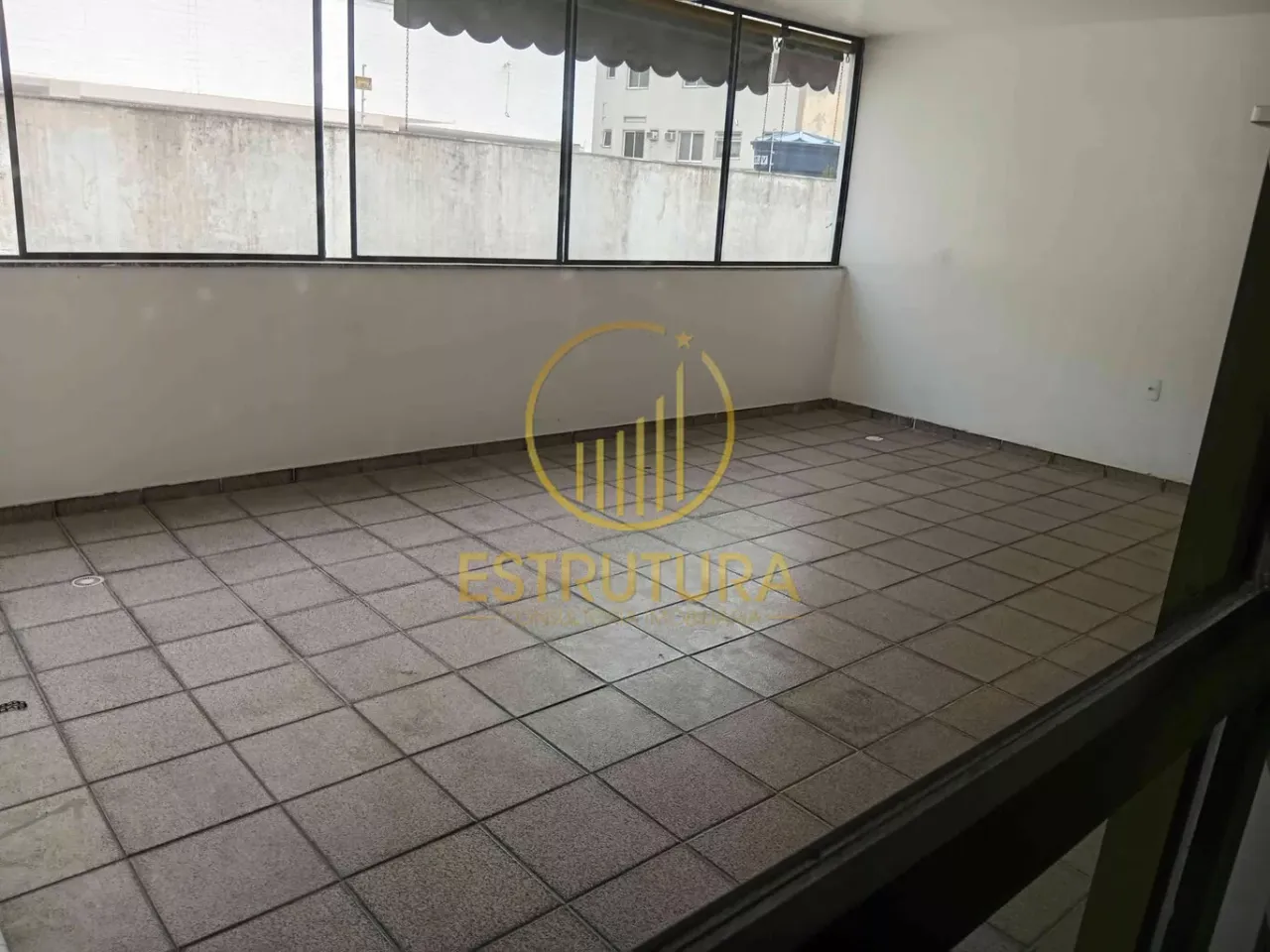 4-bedroom apartment with 3 bathrooms and a balcony — photo 12